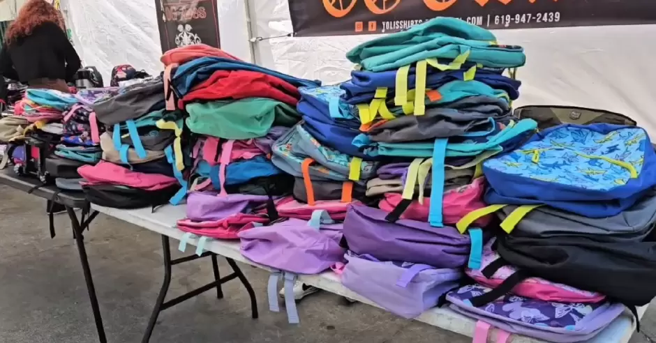 Entregan mochilas con tiles escolares