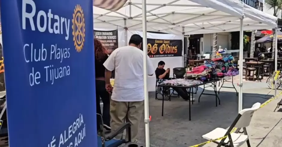 Entregan mochilas con tiles escolares