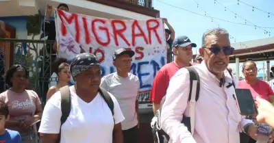 Luis Garca Villagrn acompaando a migrantes en su salida de Tapachula