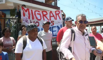 Luis Garca Villagrn acompaando a migrantes en su salida de Tapachula