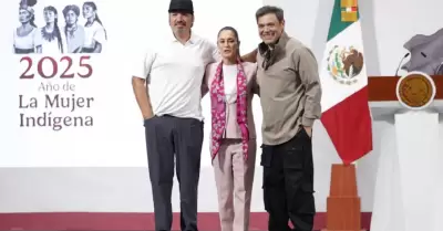 Grupo Intocable junto a Sheinbaum.