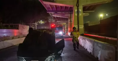 Vehculo volcado en la avenida Internacional