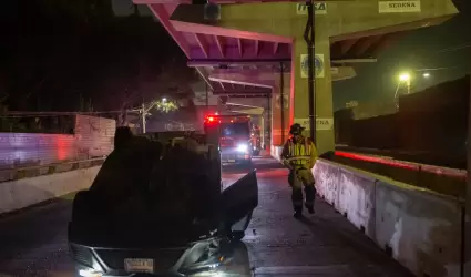 Vehculo volcado en la avenida Internacional