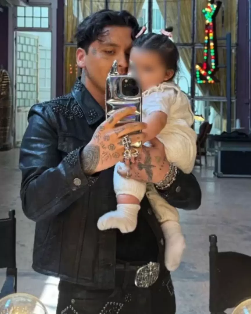 Christian Nodal y su hija Inti