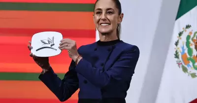 Claudia Sheinbaum muestra e logotipo de Olinia, inspirado en la magia y color de