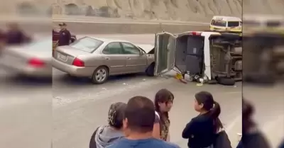 Taxi de ruta volc tras choque con vehculo particular en Tijuana