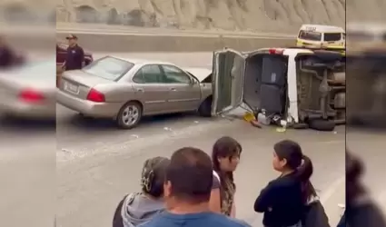 Taxi de ruta volc tras choque con vehculo particular en Tijuana