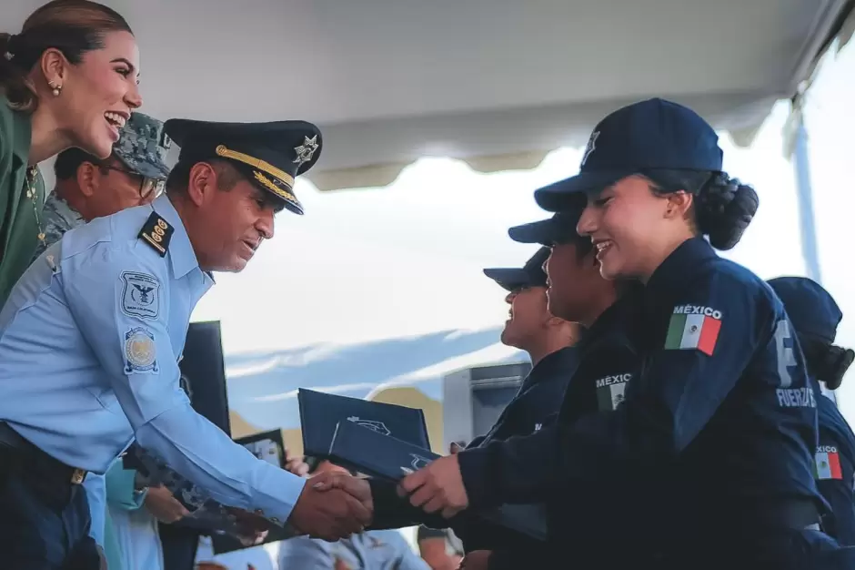 Toman protesta 143 cadetes como nuevos agentes de seguridad