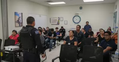 Pltica preventiva sobre seguridad personal y uso de botones de emergencia