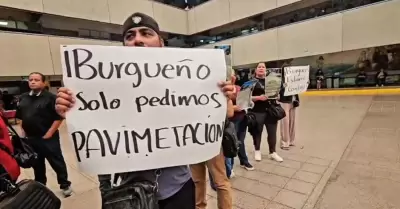 Se manifiestan para pedir pavimentacin en El Refugio y acabe rezago que han suf