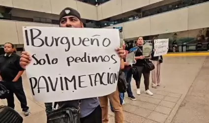 Se manifiestan para pedir pavimentacin en El Refugio y acabe rezago que han suf