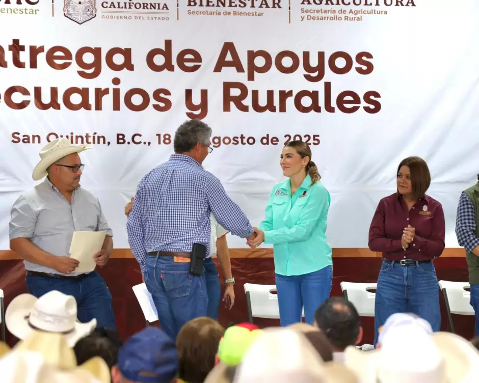 Enntrega de apoyos pecuarios y rurales en Villa de Jess Mara