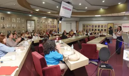 Sorprende Olivaldo Paz a emprendedoras cumplidas