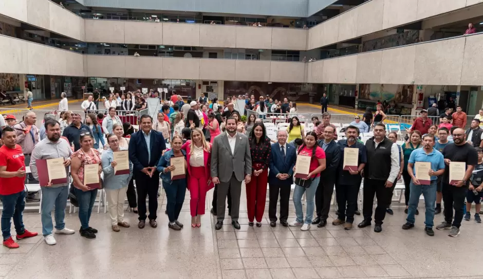 Entrega Ismael Burgueo 96 ttulos de propiedad a familias tijuanenses