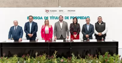 Entrega Ismael Burgueo 96 ttulos de propiedad a familias tijuanenses