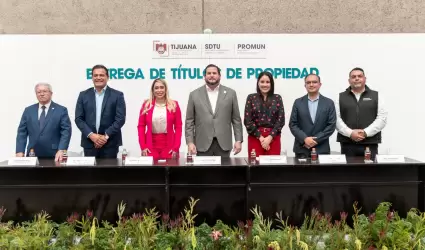Entrega Ismael Burgueo 96 ttulos de propiedad a familias tijuanenses