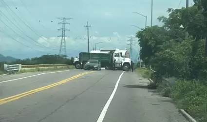 Bloqueo de carretera federal en Escuinapa, Sinaloa