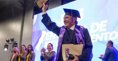 Hombre se grad�a a los 78 a�os