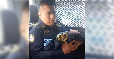 Oficial de la polica con beb en brazos