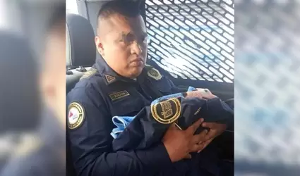 Oficial de la polica con beb en brazos