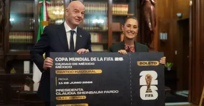 Gianni Infantino entrega boleto a Sheinbaum para inauguracin en el Azteca de la