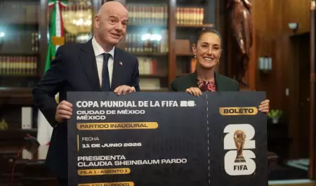 Gianni Infantino entrega boleto a Sheinbaum para inauguraci�n en el Azteca de la