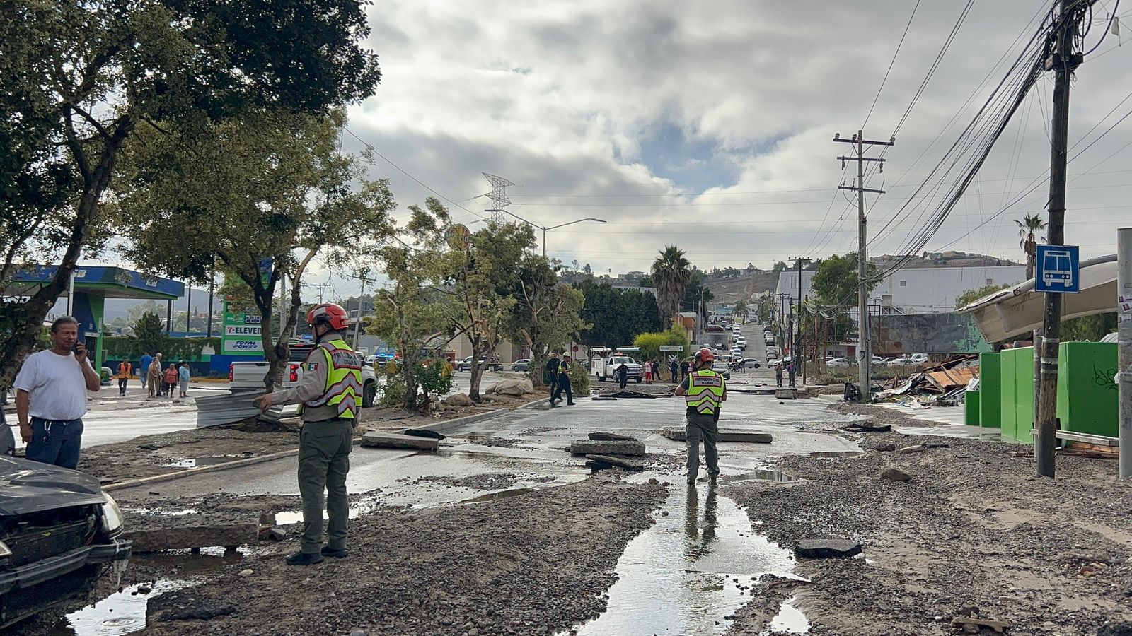 Apoya Protección Civil Tijuana emergencia por fuga de agua y socavón en ...