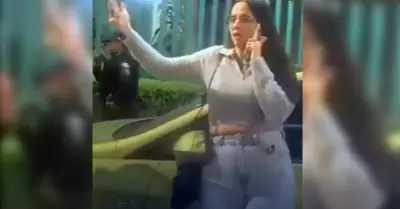 Joven que insulta a polica