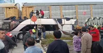Autobs de pasajeros es embestido por tren en Atlacomulco