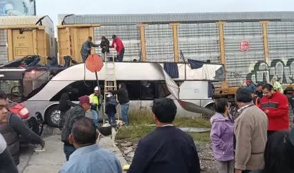 Autobs de pasajeros es embestido por tren en Atlacomulco