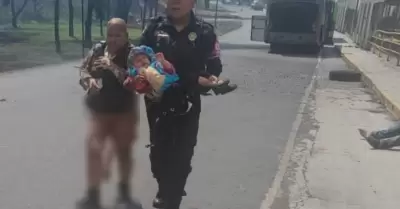 Mujer resguarda de las llamas a su nieta