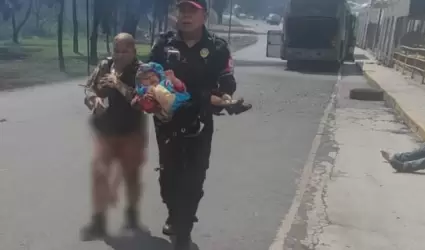 Mujer resguarda de las llamas a su nieta