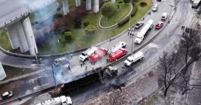 Explosin de una pipa de gas abajo del puente de la Concordia en la alcalda Izt