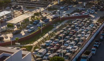 autos retenidos en garita de El Chaparral