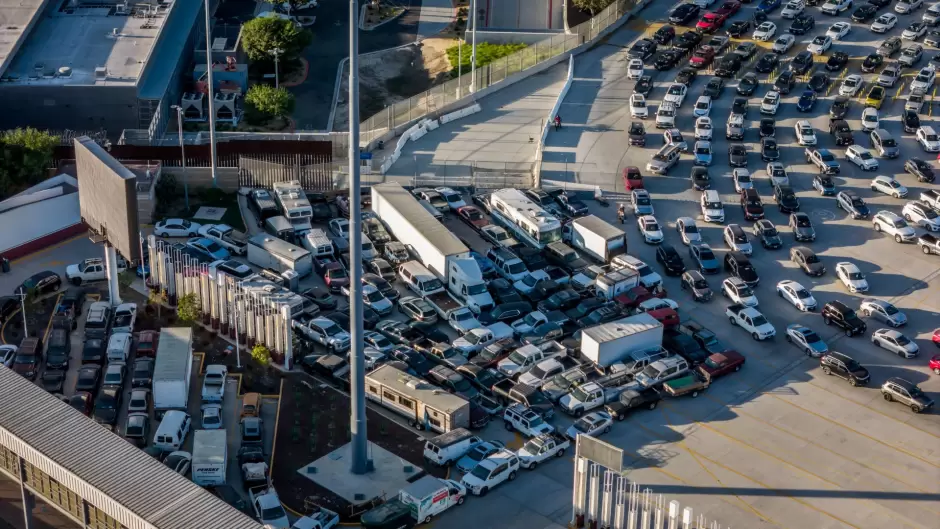 autos retenidos en garita de El Chaparral