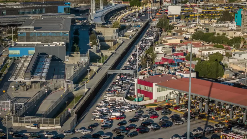 autos retenidos en garita de El Chaparral