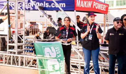 Claudia Agatn banderazo de arranque de la Baja 400