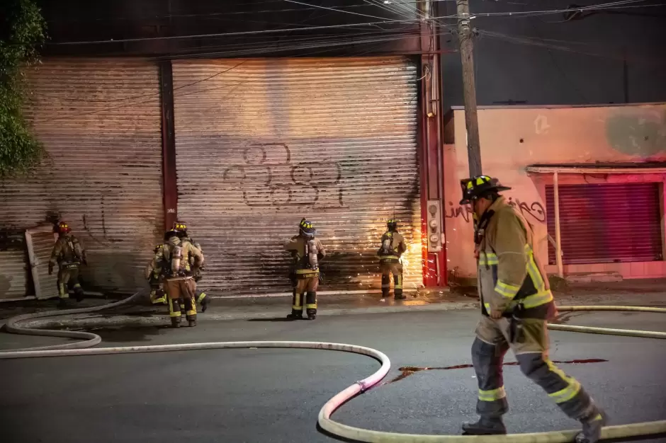 Incendio en antigua bodega en la Zona Centro de Tijuana