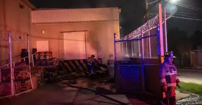 Incendio en contenedores de basura de supermercado