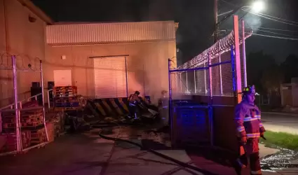 Incendio en contenedores de basura de supermercado