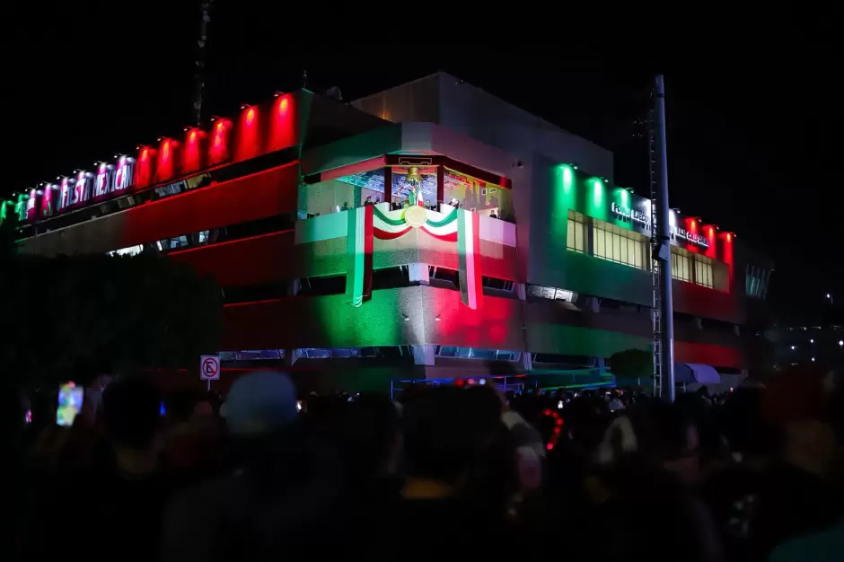 Dan Grito de Independencia 100 mil bajacalifornianos con la Gobernadora Marina Del Pilar Ávila Olmeda