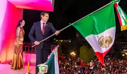 Grito de Independencia encabezado por el alcalde Romn Cota