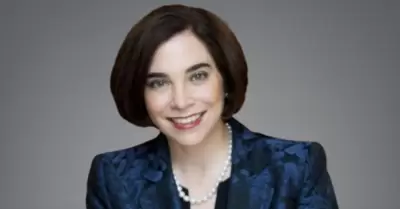 Roxana Velsquez, directora del Museo de Arte de San Diego, recibe el premio "Me