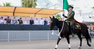 Encabeza gobernadora Marina del Pilar desfile por el 215 aniversario de la Indep