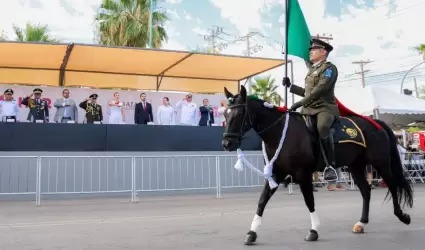 Encabeza gobernadora Marina del Pilar desfile por el 215 aniversario de la Indep