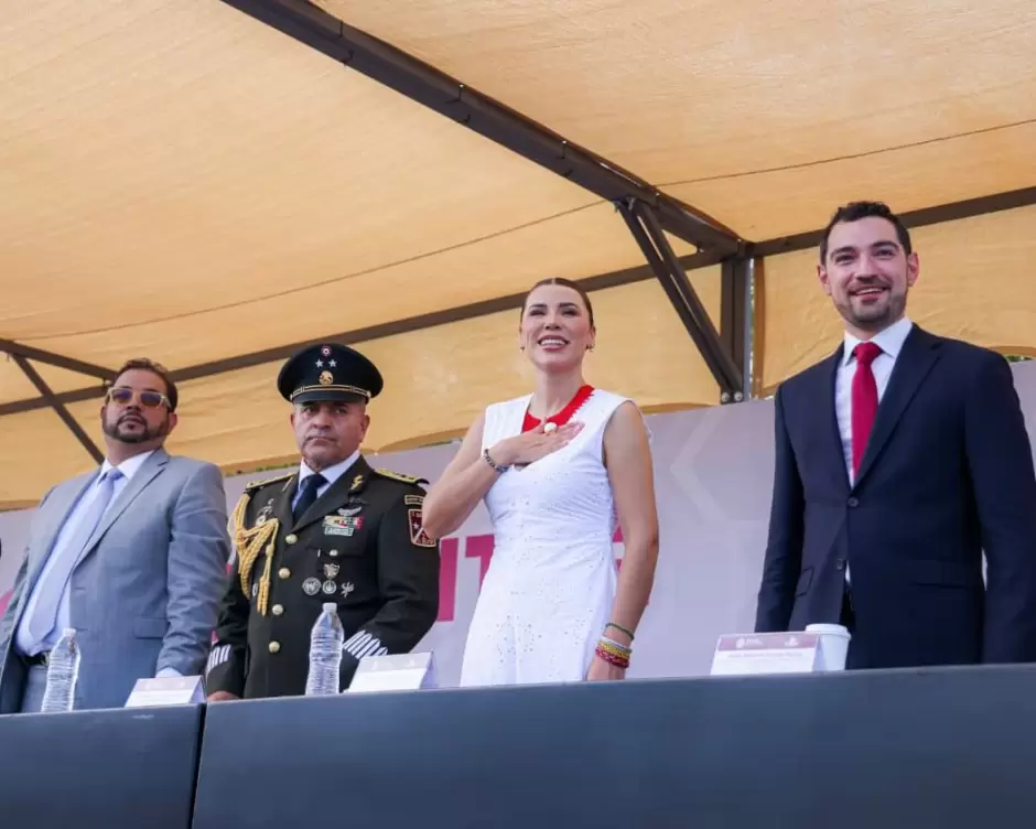 Encabeza gobernadora Marina del Pilar desfile por el 215 aniversario de la Independencia