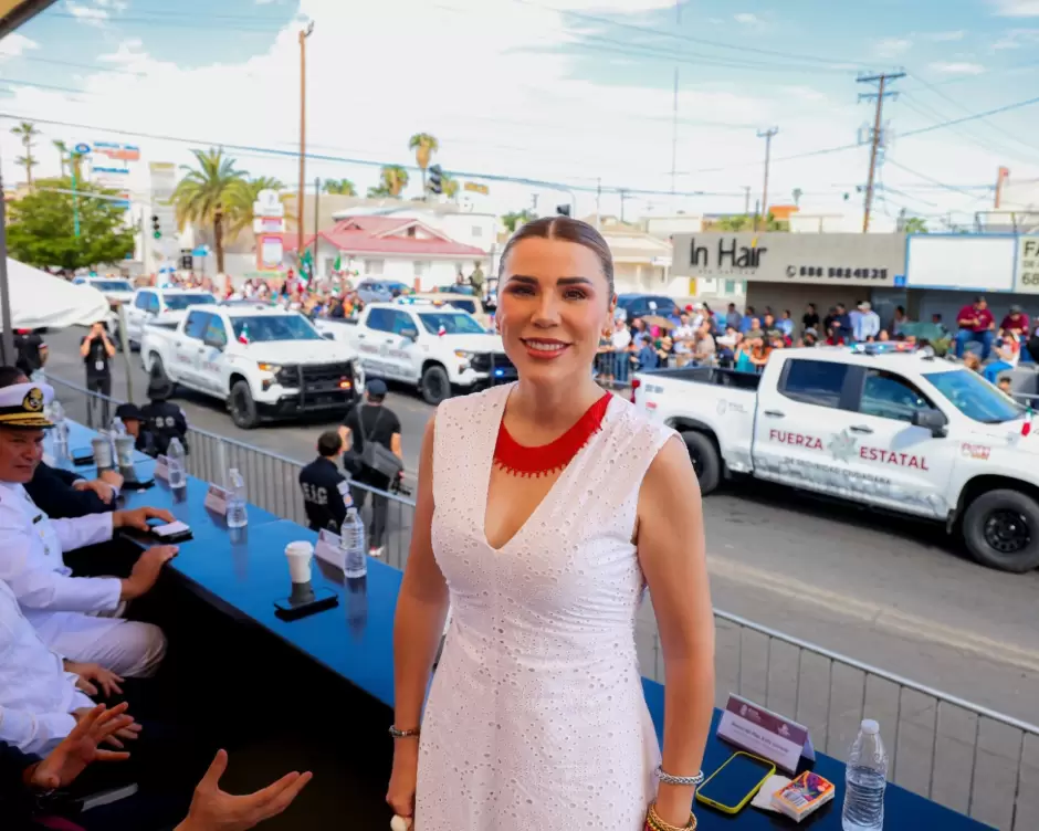 Encabeza gobernadora Marina del Pilar desfile por el 215 aniversario de la Independencia