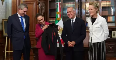 Sheinbaum y Mark Carney intercambian regalos