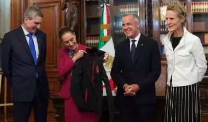 Sheinbaum y Mark Carney intercambian regalos