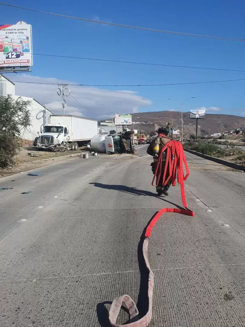 Volcadura de pipa de gas en Va Rpida